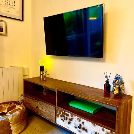 Le Petit Hameau, T2 Avec Jardin Et Parking Жувьё