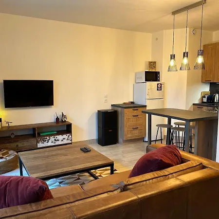 Le Petit Hameau, T2 Avec Jardin Et Parking * Жувьё