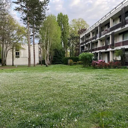 Havre De Paix Avec Jardin Et Parking A Chantilly